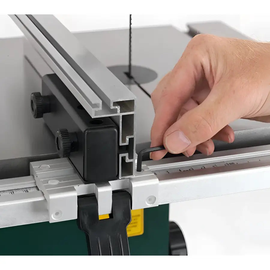 Fine Adjustment The rip fence mount features easily accessible screws for fine adjustment of the fence in relation to the blade, for increased accuracy.