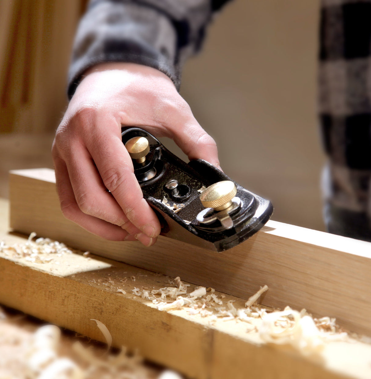 Spear & Jackson No. 9 1/2” Block Plane Ideal for end grain work and single-handed operation.  Base: Ductile Cast iron painted Gloss Black with ground sides and bottom face Base Length: 157.0 ± 2mm Base Width and Depth: 44 x 28 ± 1mm Blade retaining block: Ductile Cast iron painted Gloss Black Cast iron body Precision milled base and faces 42mm wide low angle cutter and fully adjustable mouth Brass adjusting screw