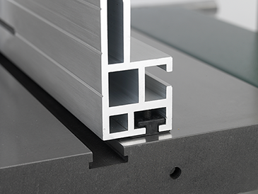 Easy Fence Movement  The pads beneath the fence ensure it remains parallel to the table whilst allowing frictionless movement across it.
